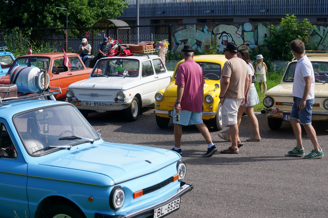 Rīgas Motormuzeja teritorijā notiek Eiropas zaporožecu (ZAZ) jeb tautā saukto "zapiņu" salidojums.