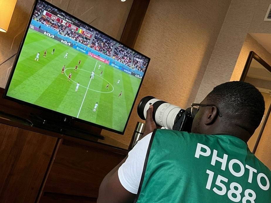 Senegālas futbola izlases fotogrāfs Sidijs Talla savas valsts maču pret Irāku bildēja šādi. “Nekādu braucienu. Bet mēs tiekam galā attālināti,” vēsta uzraksts franču valodā.