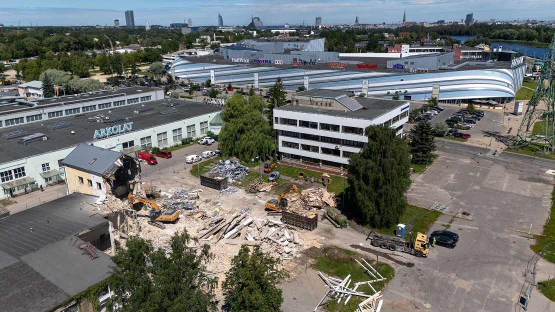 "Lidl Latvija" teritorija Torņakalnā, kur norisinās ēku demontāžas darbi.