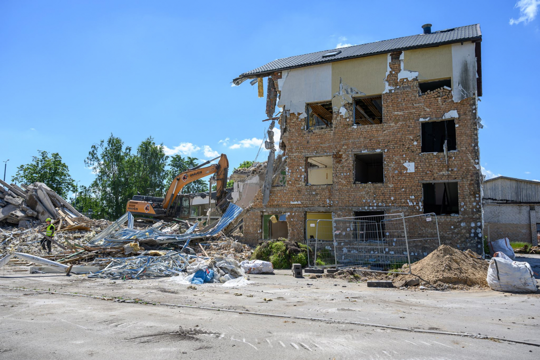 "Lidl Latvija" teritorija Torņakalnā, kur norisinās ēku demontāžas darbi.