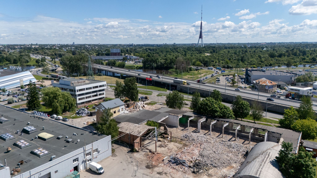 "Lidl Latvija" teritorija Torņakalnā, kur norisinās ēku demontāžas darbi.