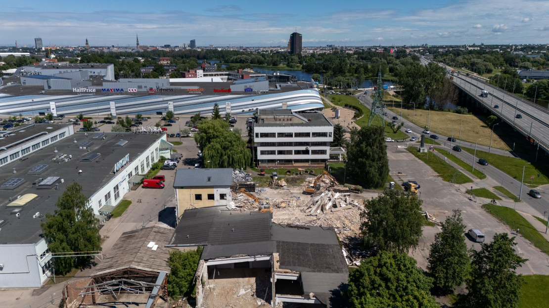"Lidl Latvija" teritorija Torņakalnā, kur norisinās ēku demontāžas darbi.