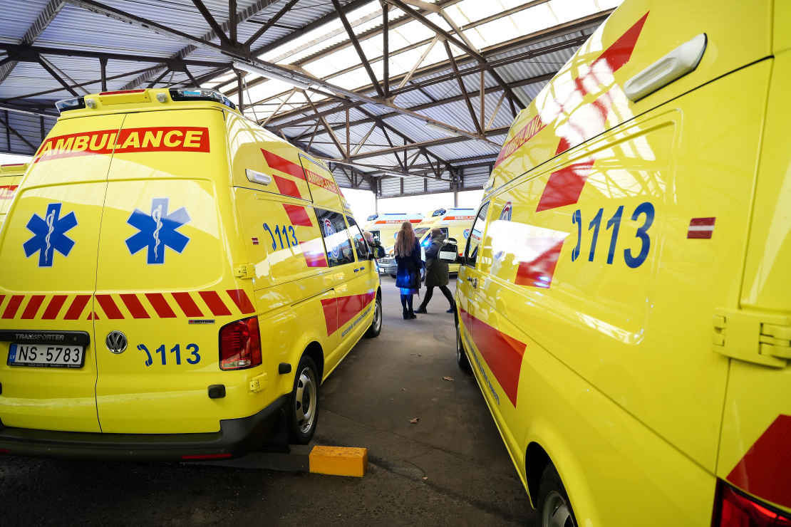 Neatliekamās medicīniskās palīdzības dienesta (NMPD) automašīnas.