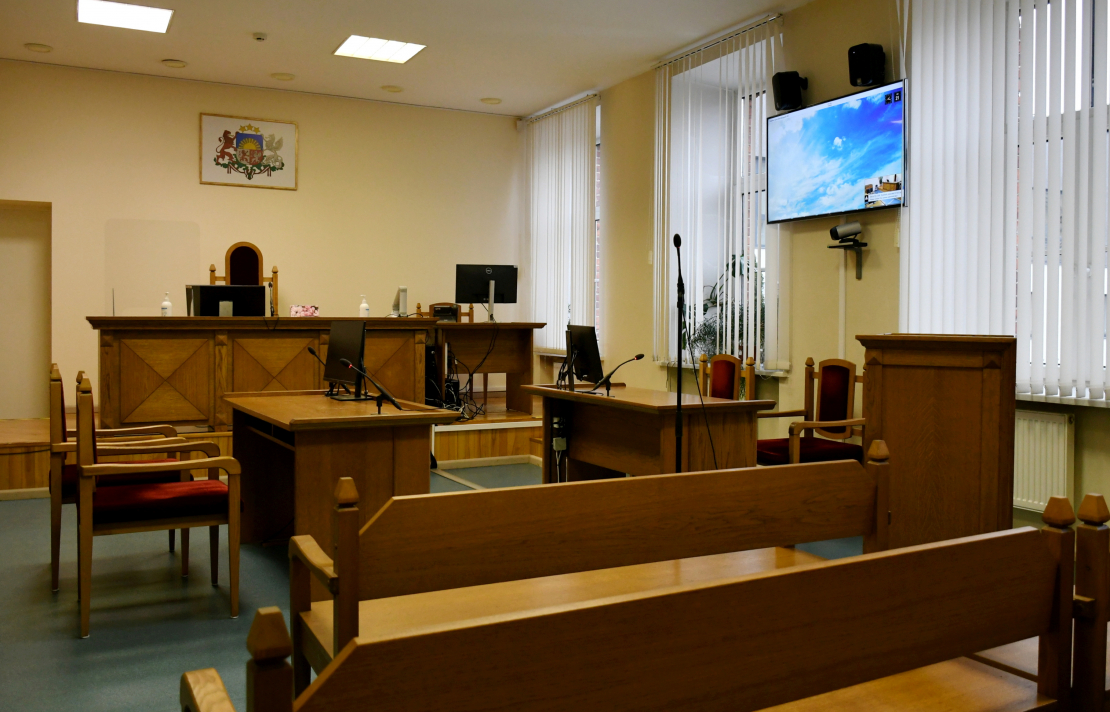 Zāle Latgales rajona tiesā Daugavpilī.