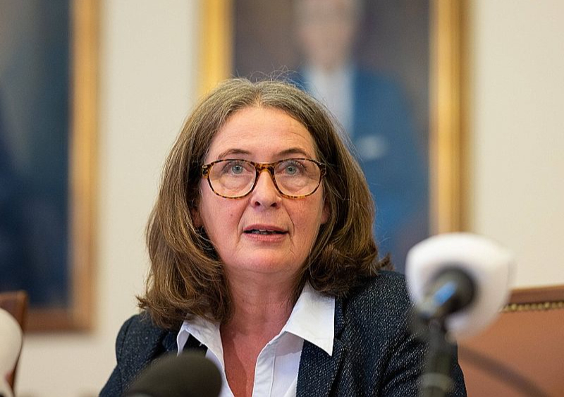 Grācas pilsētas iedzīvotājus sen neuztrauc, ka viņu pilsētas galva Elke Kāra ir komuniste. Viņas panākumus vēlēšanās nodrošina saprātīga komunālā politika.