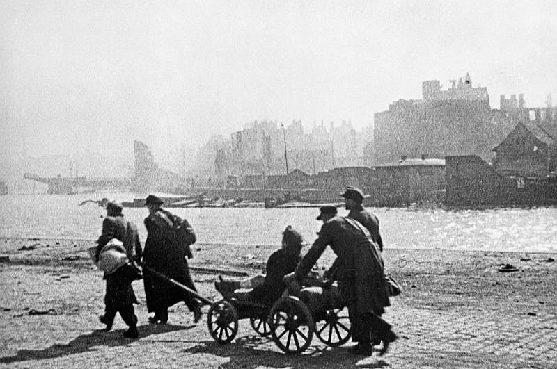 Vācu bēgļi padomju ieņemtajā Kēnigsbergā 1945. gada pavasarī.