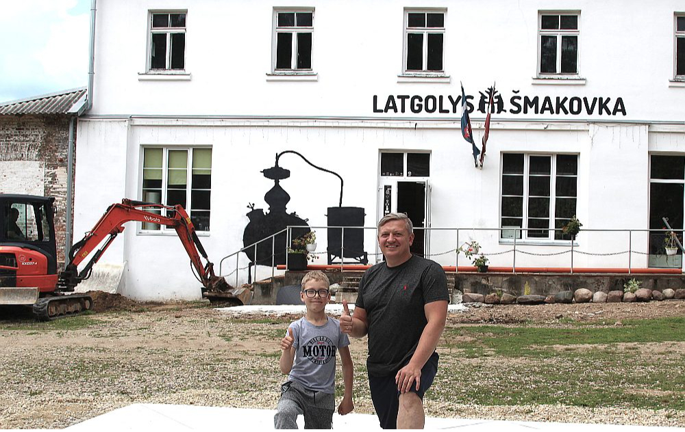 Kamēr meita Katrīna jūrā burā, Juoņs ar citu brašu palīgu Kristeru gatavojas "Latgales šmakovkas" 10 gadu jubilejas festivālam.