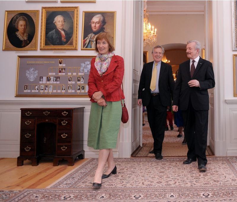 Kurzemes princese Elizabete Bīrona, princis Ernsts Johans Bīrons, Rundāles pils direktors Imants Lancmanis Rundāles pilī 2013. gadā.