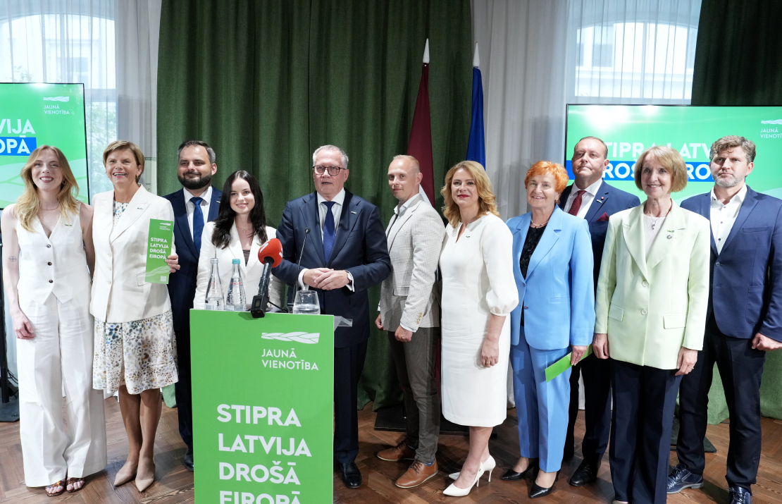 Partiju apvienības "Jaunā Vienotība" (JV) 15. Saeimas vēlēšanu kandidāti - Beāte Jonīte, Baiba Braže, Edmunds Jurēvics, Loreta Abakoka, Arvils Ašeradens, Mārtiņš Spravņiks, Evika Siliņa, Alīna Gendele, Rihards Kozlovskis, Inga Bērziņa un Andris Aniņš piedalās pasākumā, kurā JV iepazīstina ar Ministru prezidenta amata kandidātu, sarakstu līderiem un 15. Saeimas vēlēšanu programmu.