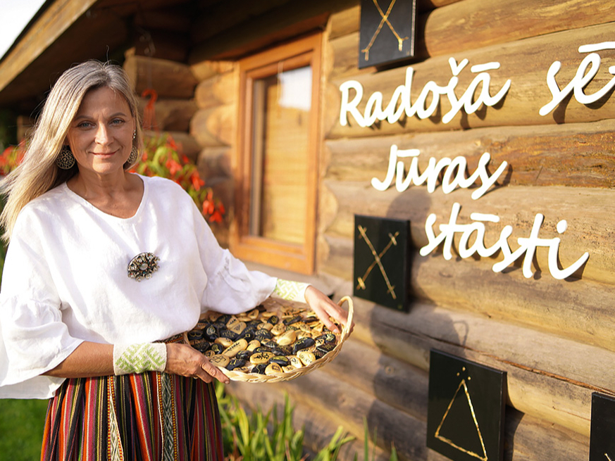 Vēja zvanu darināšana – tā ir lieliska meditācija, iespēja pabūt ar sevi, uzskata vēja zvanu meistarotāja Baiba Dorne.