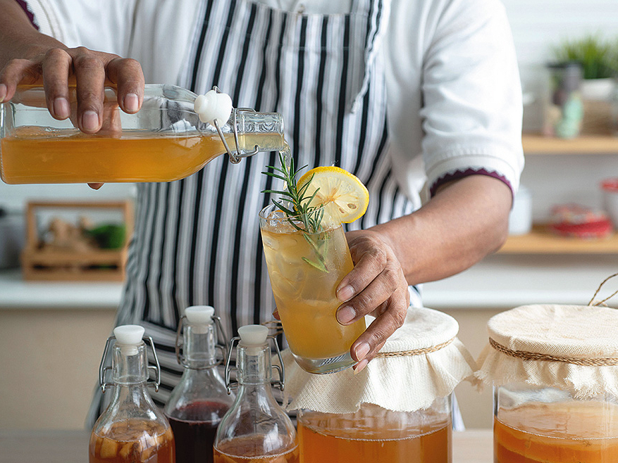 Kombuča ir fermentēts tējas dzēriens, ko gatavo no saldinātas melnās tējas, fermentācijai izmantojot tējas sēnes kultūru.
