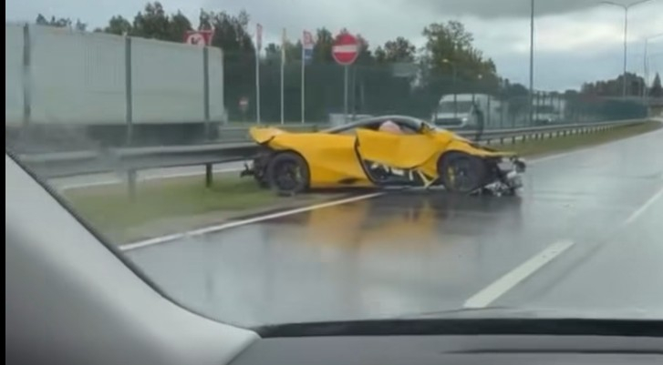 Avarējusī "McLaren" automašīna.