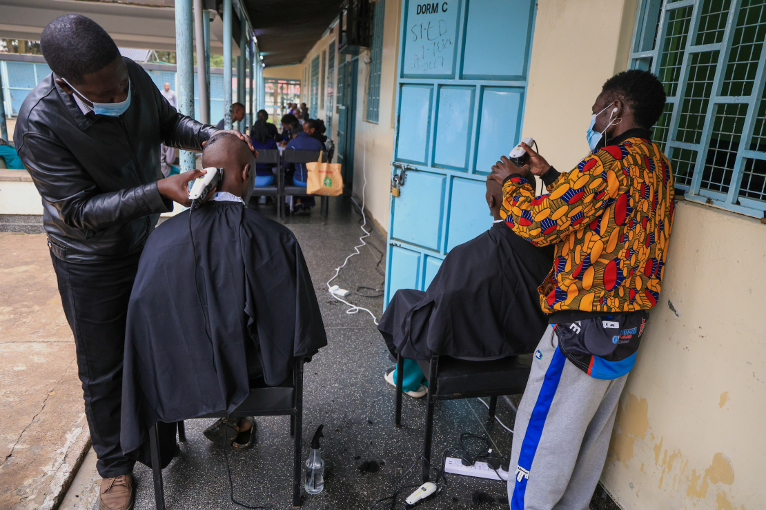 Frizieri griež pacientiem matus kopšanas sesijas laikā Kenijas lielākajā psihiatriskajā slimnīcā "Mathari" Nairobi.