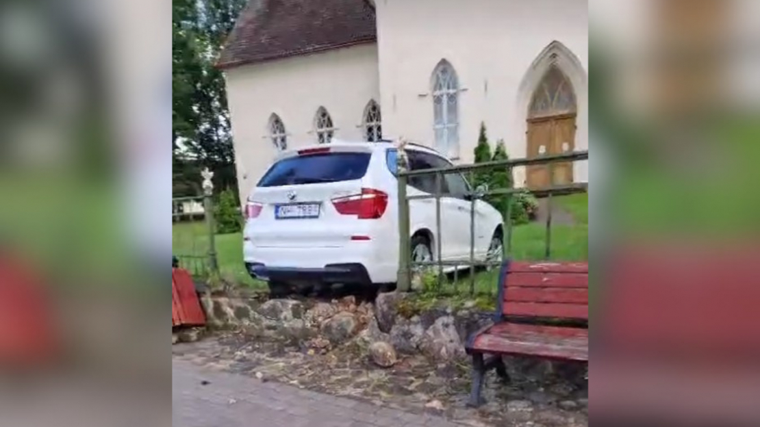 Smiltenē, Baznīcas laukumā BMW ietriecies sētā.