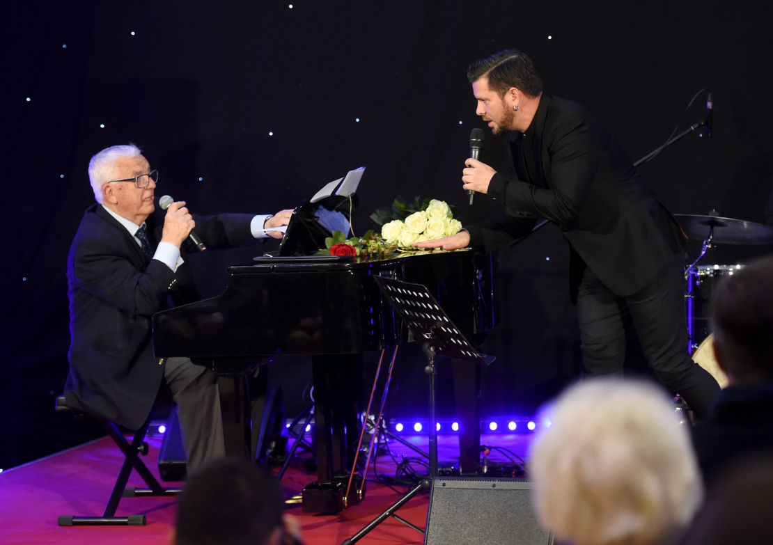 Maestro Raimonds Pauls (no kreisās) un dziedātājs Intars Busulis.