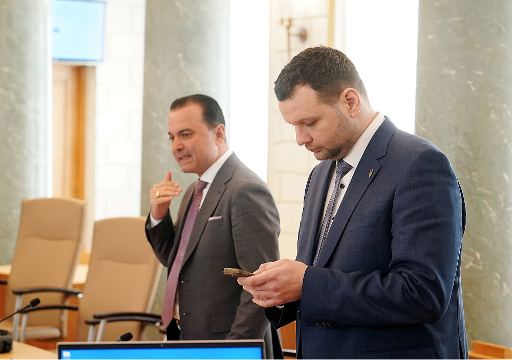 "Mēs nespēlēsimies ar Latvijas iedzīvotāju veselību pirms vēlēšanām," valdības sēdē sacīja veselības ministrs Hosams Abu Meri (no kreisās), iebilstot labklājības ministram Reinim Uzulniekam.