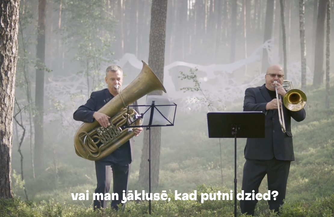 Ekrānuzņēmums no dziesmas "Kā?" videoklipa.