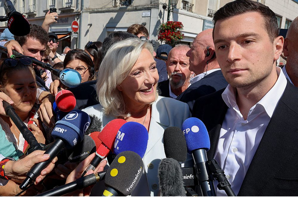 Nacionālās apvienības līderi Marina Lepēna un Žordāns Bardella trešdien vēlēšanu kampaņas ietvaros apmeklēja Laflešas pilsētu, kas atrodas Francijas rietumos. Lepēna uzvaras gadījumā savam protežē sola premjerministra amatu.