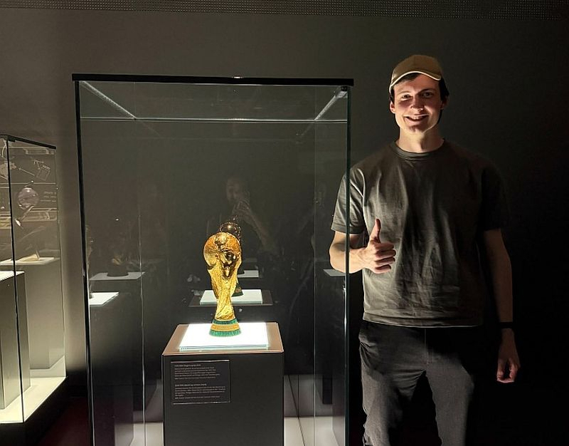 Normunds Uldriķis futbola muzejā Dortmundē pie Pasaules kausa trofejas. Vācijas izlase to izcīnījusi četras reizes, bet šis turnīrs tai jau beidzies.