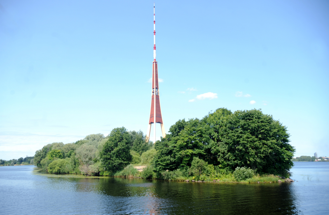 Zaķusala un Latvijas valsts televīzijas un radio tornis.
