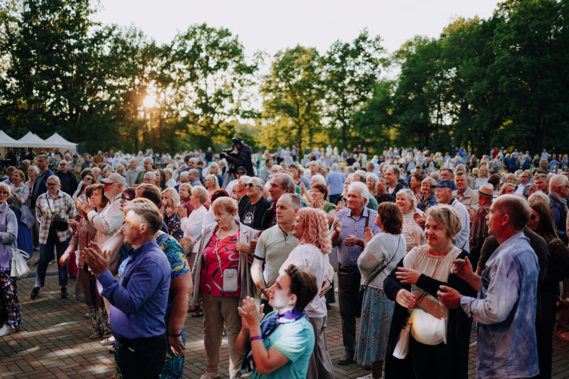 5. Gunta Skrastiņa Dziesmu un ziņģu festivāla Ventspils Reņķa dārzā.
