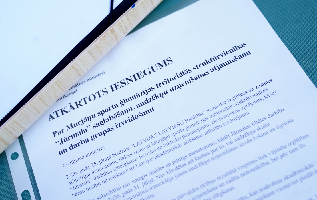 Pie Izglītības un zinātnes ministrijas "Latvijas Latviešu biedrība" rīkotais pikets, aicinot apturēt Murjāņu sporta ģimnāzijas teritoriālās struktūrvienības "Jūrmala" darbības izbeigšanas procesu, lai to vēlreiz izvērtētu.