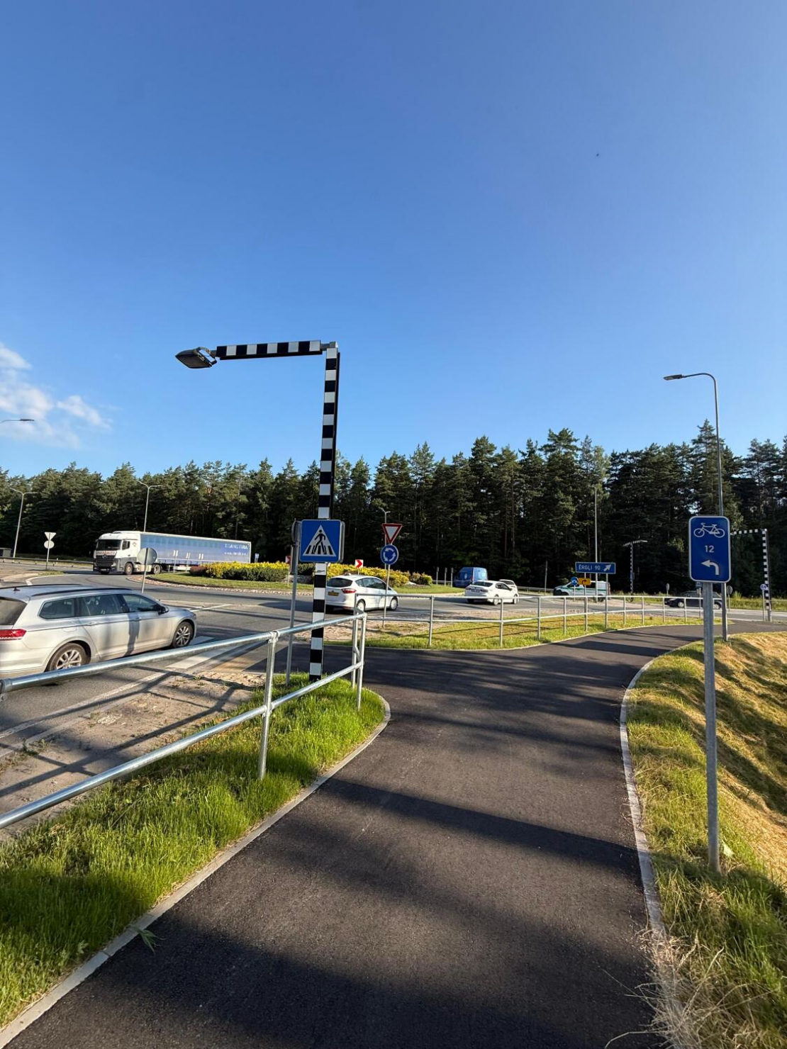 Jaunais gājēju un velosipēdu ceļš Ropažu novadā.