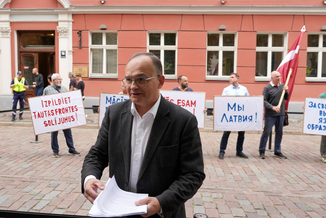 Latvijas Krievu mācībvalodas skolu atbalsta asociācijas (LAŠOR) valdes priekšsēdētājs, bijušais Saeimas deputāts Igors Pimenovs pie Saeimas nama, kur notiek LAŠOR rīkotais pikets pret pāreju uz mācībām latviešu valodā.