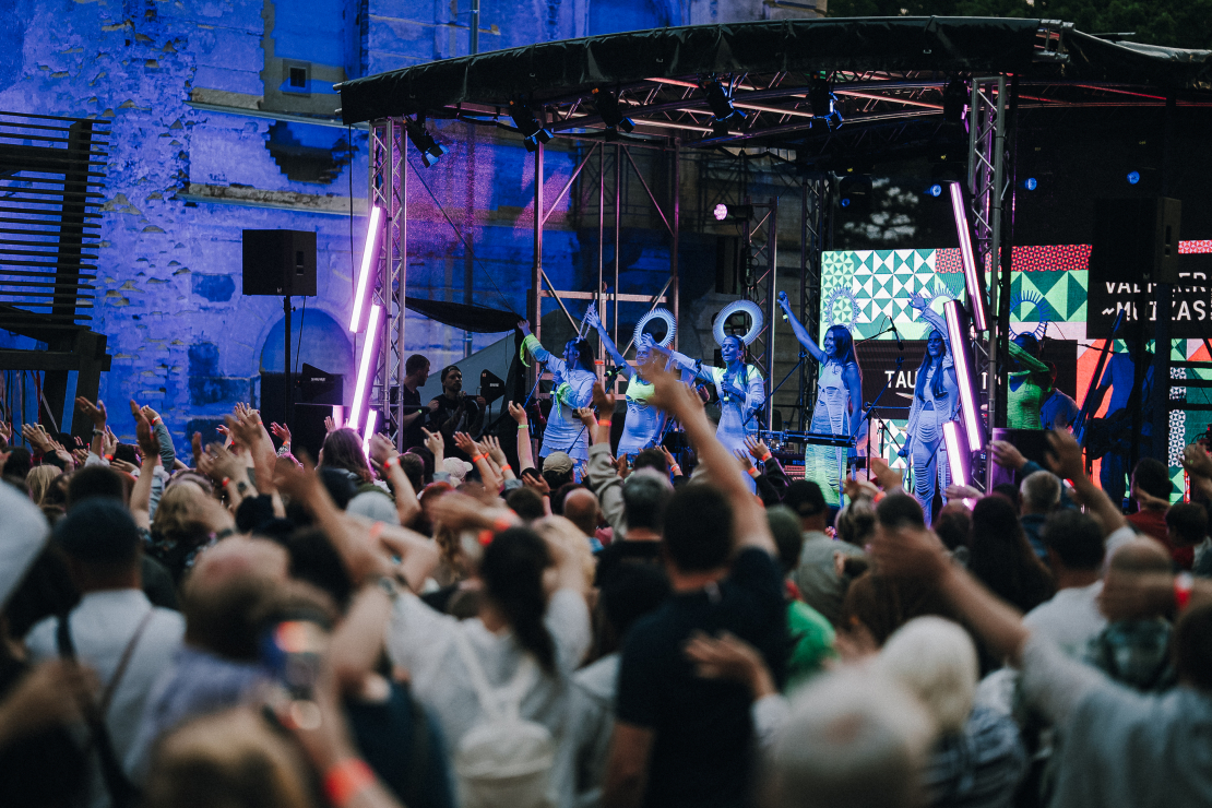 Valmiermuižas etnomūzikas festivāla norise.
