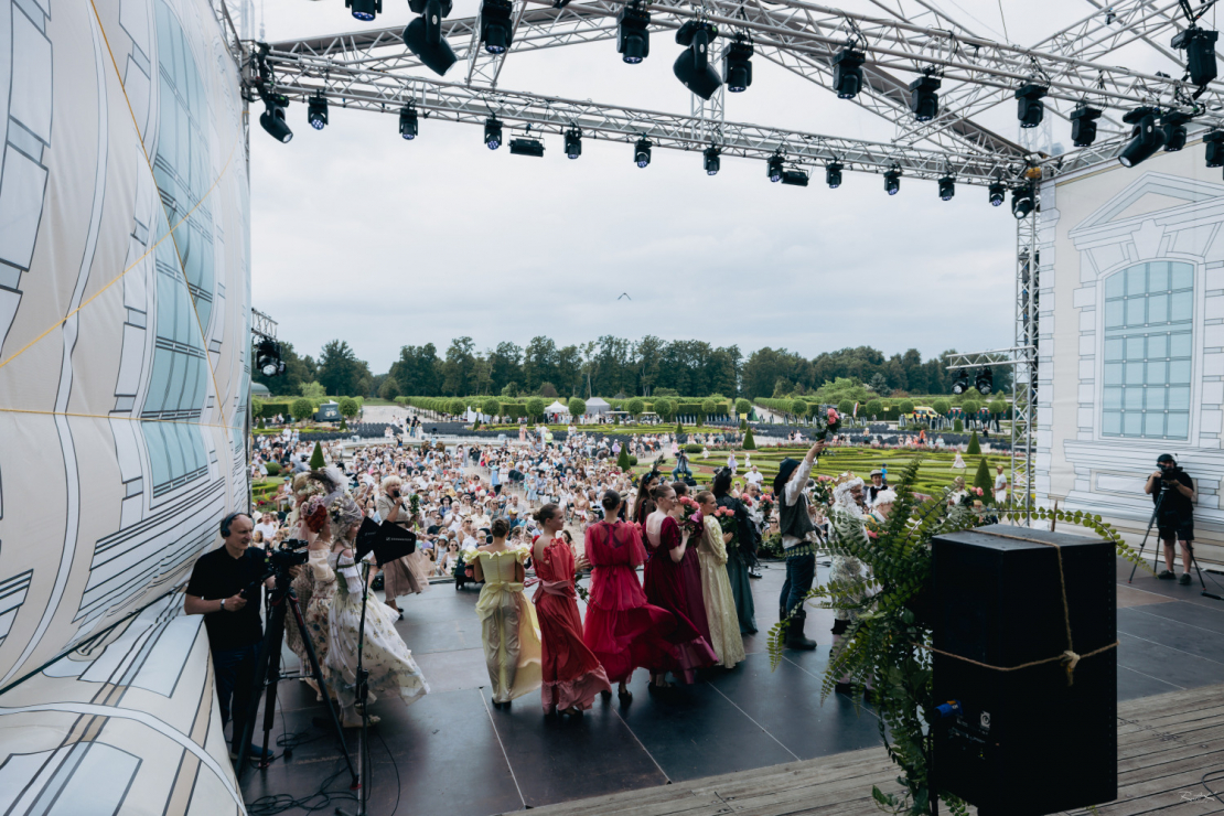 Koncertuzvedums "Lakstīgala" Rundāles pils dārzā.