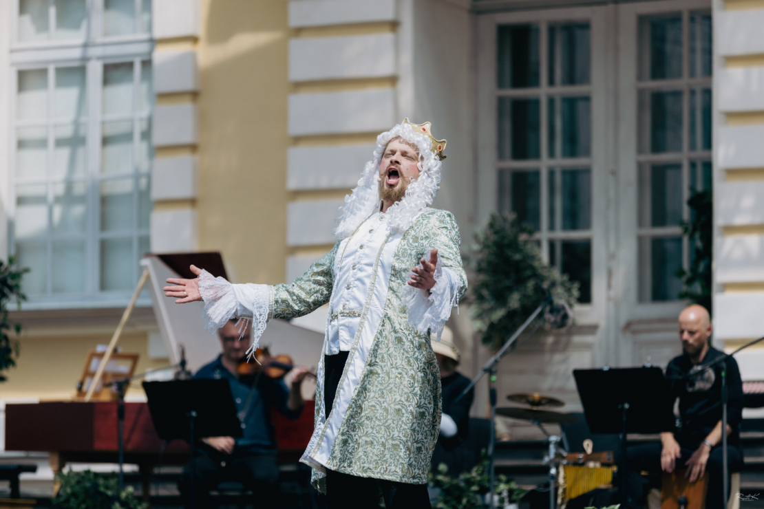 Koncertuzvedums "Lakstīgala" Rundāles pils dārzā.