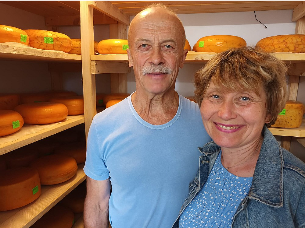 Visvairāk grupu apmeklējumi atteikti maijā. Tad arī dronu lidošana pierobežā bijusi visintensīvākā, stāsta Rihards un Ludmila Peculeviči. "Taču latgalieši cits citam palīdz. Vietā ir pieteikušās grupas no Rēzeknes, Kaunatas, nupat bija apmeklētāji no Ludzas – mēs izdzīvosim un vēl arī paplašināsimies," pārliecināta ir Ludmila, kura pirms pieciem gadiem sākusi nopietni nodarboties ar mājražošanu, izveidojot "Šterenbergas siera" zīmolu, un tagad ir viena no retajām cietā siera mājražotājām Latvijā.