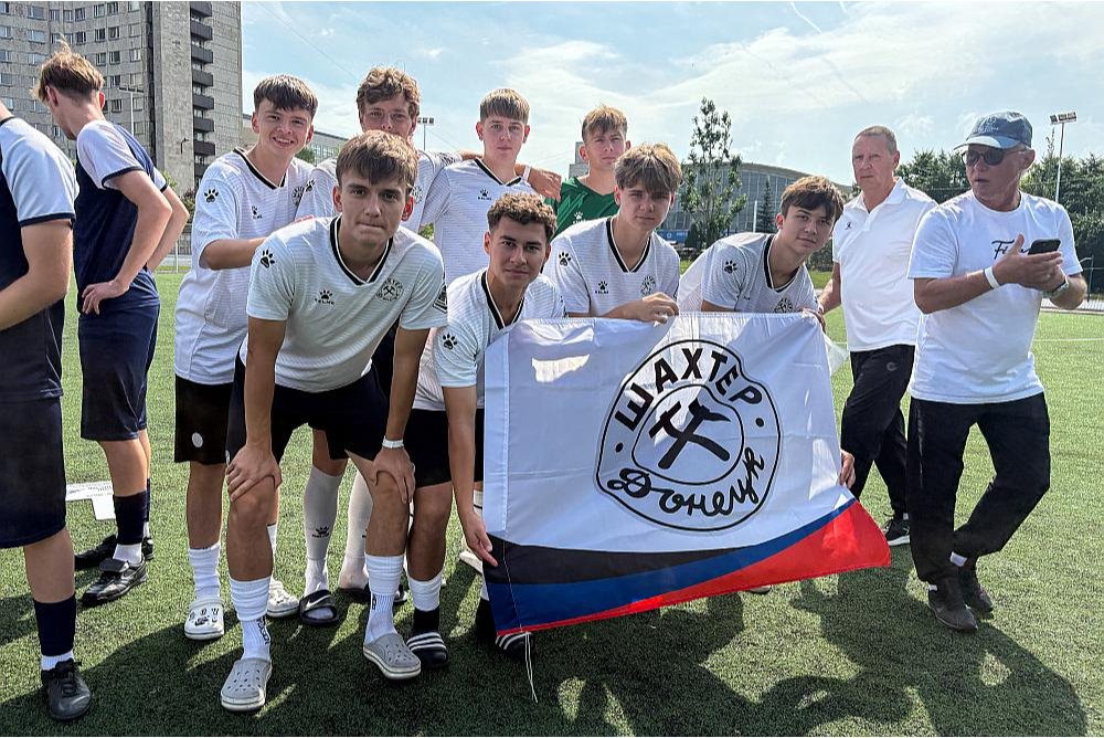 Foto pierādījums, ka okupanti turpina integrēt okupēto Ukrainas teritoriju sportu savā sistēmā. Jūlijā Maskavā notika starptautisks jauniešu futbola turnīrs "Starptautiskais draudzības kauss: Neuzvarēto kods", kurā piedalījās arī vienība no Doneckas.