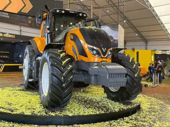 'Valtra M5' traktors.