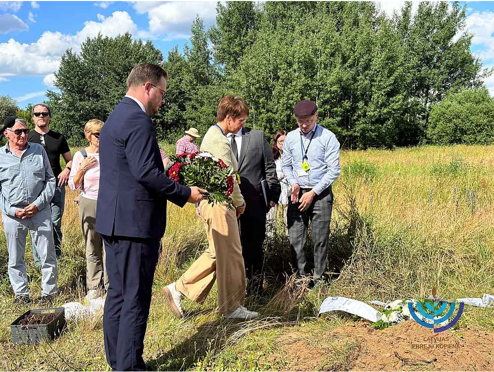 Piemiņas brīdis Mazjumpravmuižas nometnes vietā šā gada 2. jūlijā.