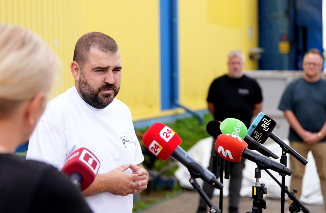 Labdarības biedrības "Tavi draugi" vadītājs Ulvis Noviks preses konferences laikā, kurā sniedz plašāku informāciju par tās teritorijā notikušā ugunsgrēka sekām.