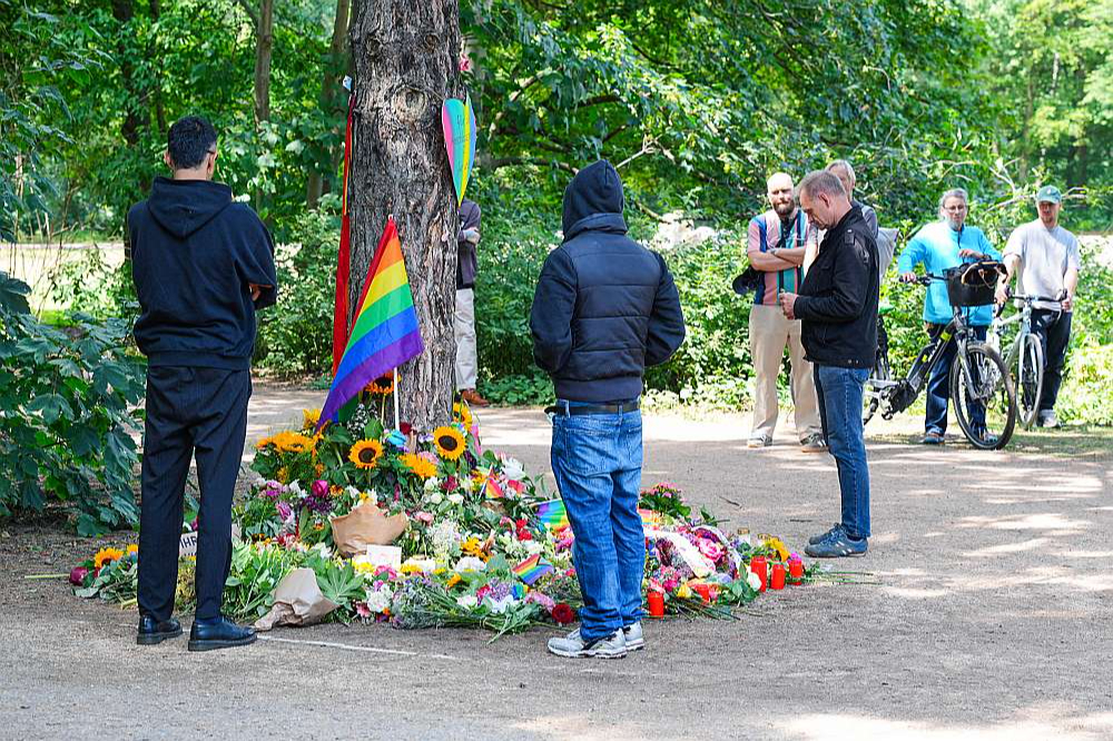 Stihiskais memoriāls terora akta vietā Berlīnes Tīrgartenā. Vācijas Federālais kriminālpolicijas birojs (BKA) jūlija sākumā kā "islāmisma draudus" radošas klasificēja aptuveni 420 personas. Starp tām bija arī Abduls B.