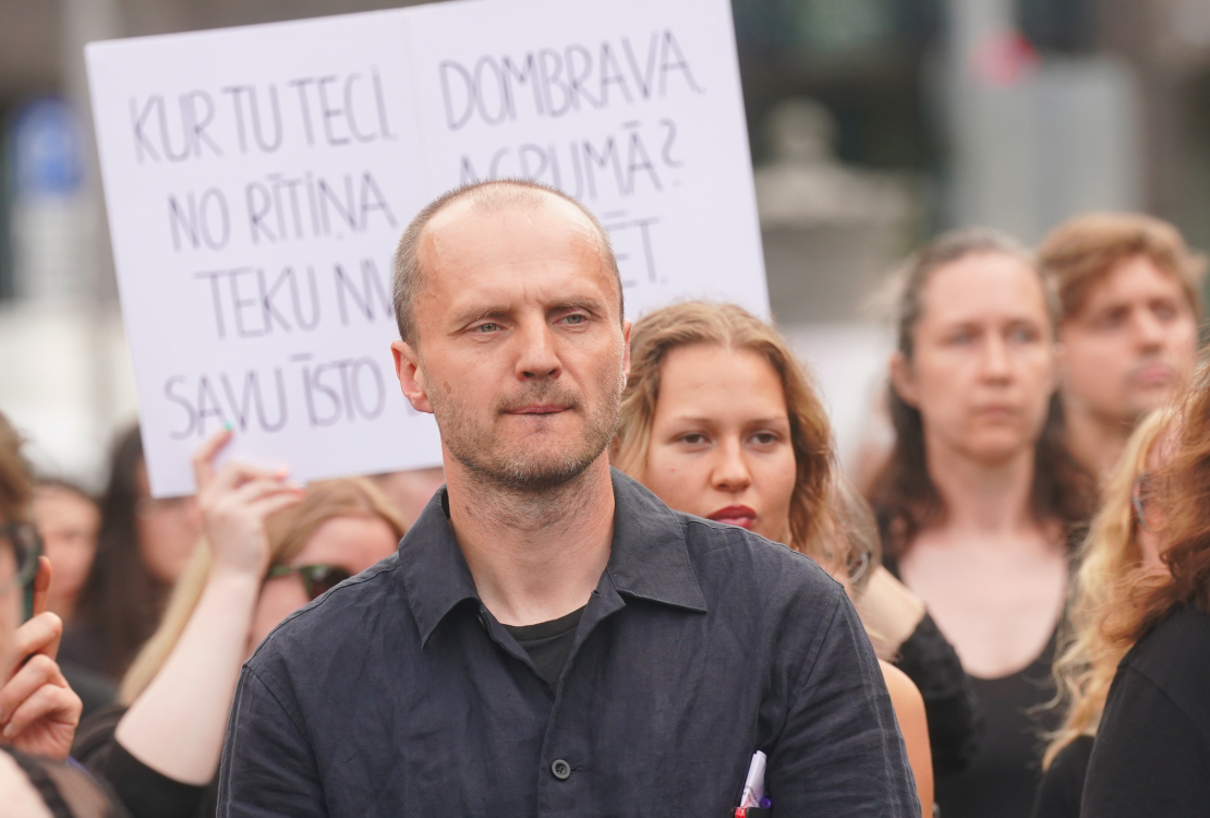 NVO pikets pie Brīvības pieminekļa .