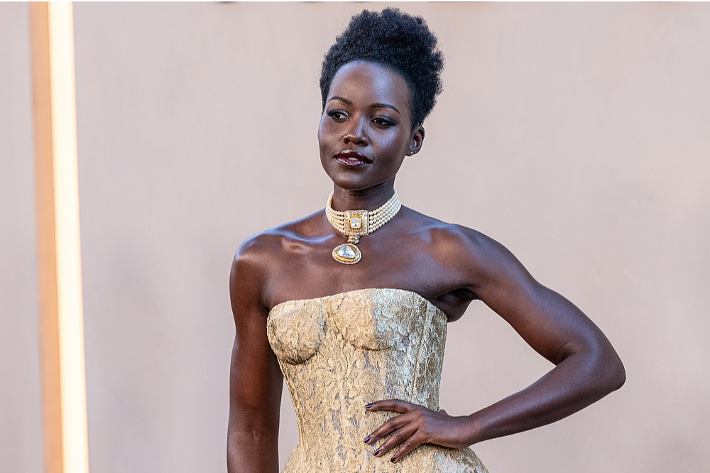 Lupita Njongo jaunajā grāvējā "Odiseja" ataino Homēra eposa mītisko skaistuli Trojas Helēnu. Attēlā – aktrise filmas pirmizrādes pasākumā Ņujorkā šā gada 14. jūlijā.