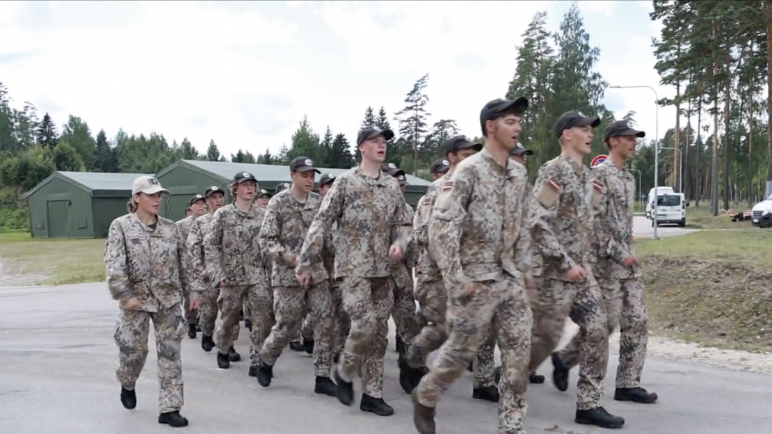 Vasaras brīvlaikā jaunieši apgūst militārās prasmes.