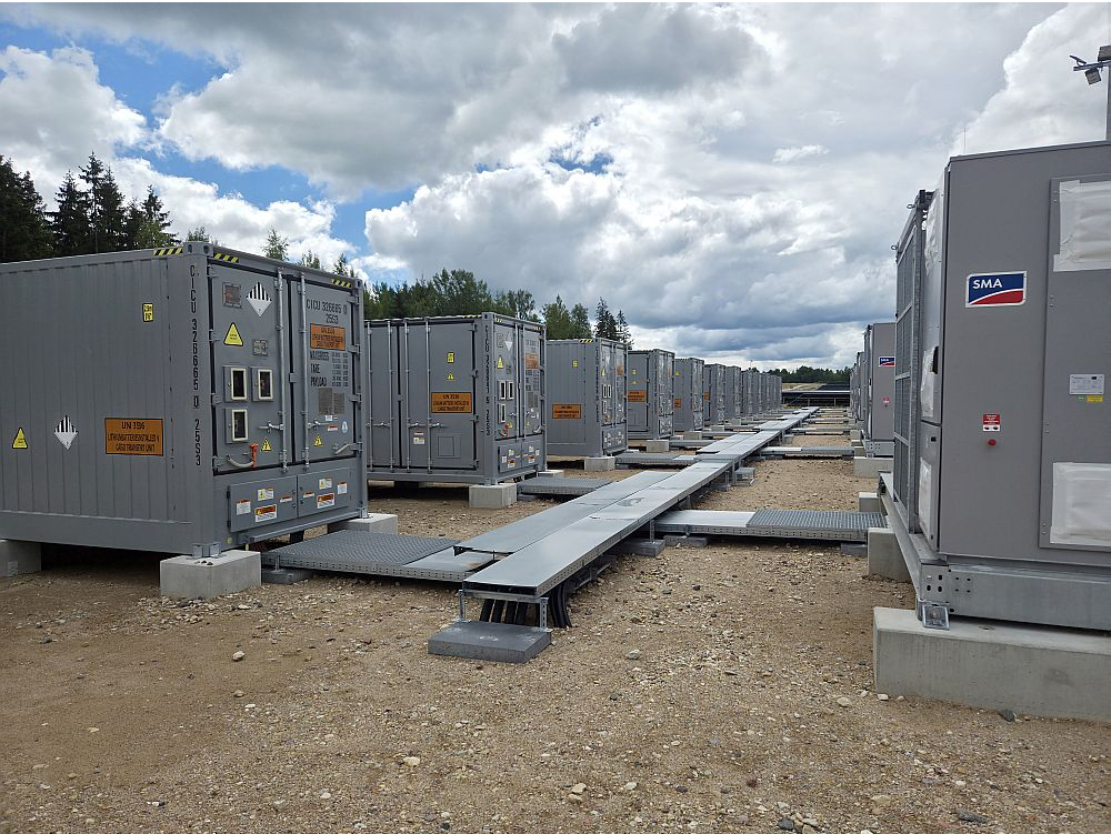 Saules parka teritorijā ir uzstādīti 26 elektroenerģijas uzkrājošie konteineri. "Bateriju sistēmas ir tīkla stabilizācijas elements, kas nodrošina to, ka tīklā ir iespējams nodot papildu enerģiju jeb tieši pretēji, ja tīklā ir kāds ierobežojums, kad elektroenerģija nav nepieciešama, to var uzkrāt bateriju sistēmās. Tām ir ne tikai funkcionāla nozīme saules parka darbībā, bet tās arī ļauj uzņēmumam gūt papildu peļņu, proti, pirkt elektroenerģiju, kad tā ir lēta, piemēram, dienas vidū, kad spīd saule vai pat tās cena ir negatīva, un nodot tīklā stundās, kad biržā cena ir augsta," klāsta Brocēnu saules parka vadītājs.