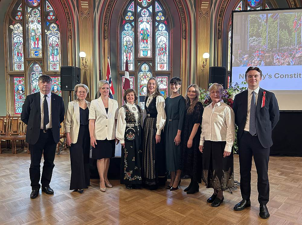Norvēģijas vēstniece Īne Morenga (attēlā vidū) kopā ar vēstniecības kolēģiem pieņemšanā par godu Norvēģijas Konstitūcijas dienai.