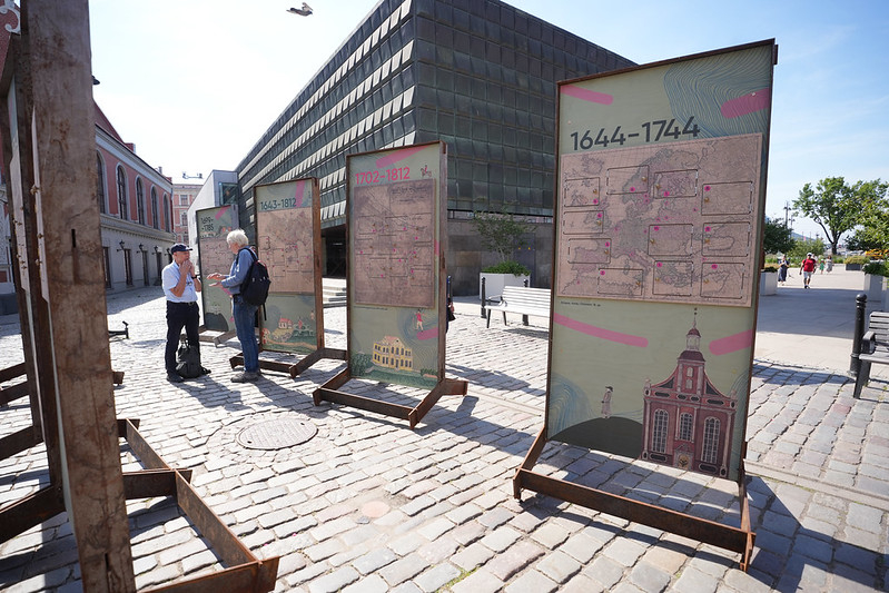 Izstāde "Rīgas stāsti. Rīgas rātei 800" Rātslaukumā.