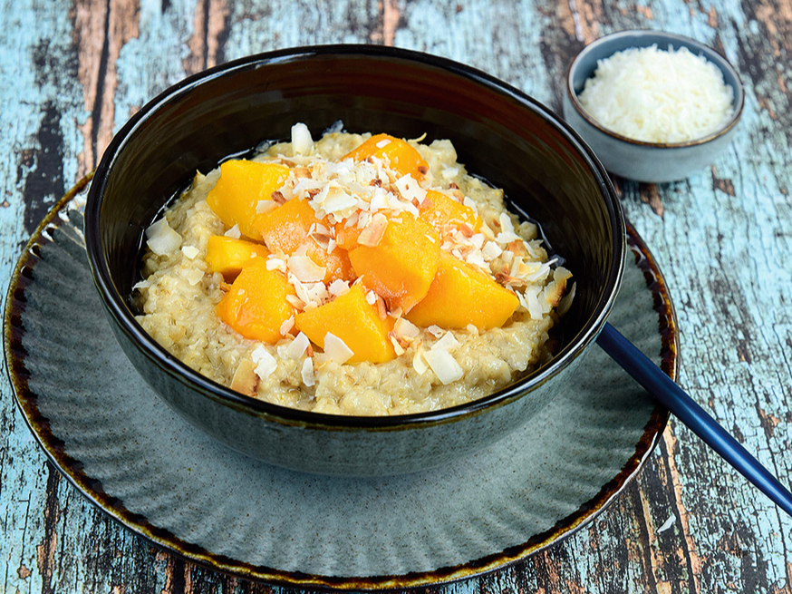 Ar kokosriekstu pienu un mango.