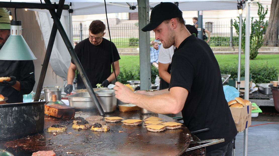 Rīgas Burgeru festivāla pirmā diena Esplanādes parkā.