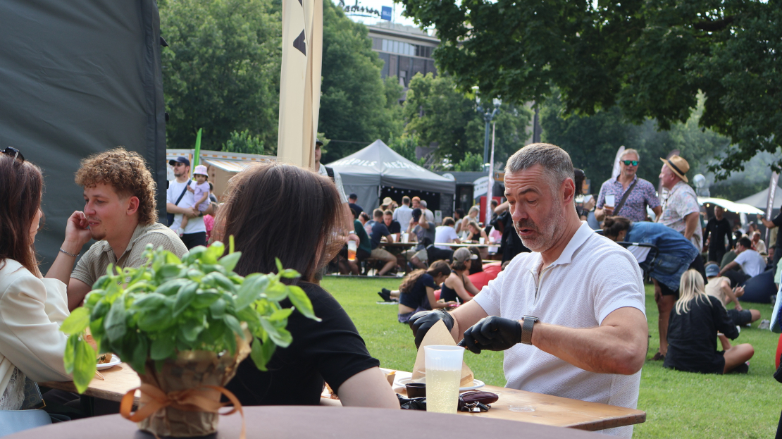 Rīgas Burgeru festivāla pirmā diena Esplanādes parkā.
