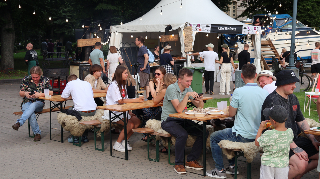 Rīgas Burgeru festivāla pirmā diena Esplanādes parkā.