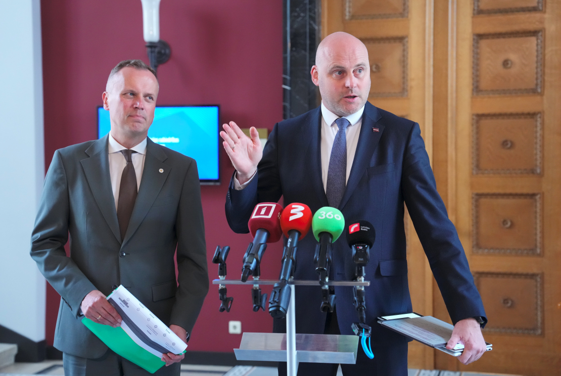 Viedās administrācijas un reģionālās attīstības ministrs Edgars Tavars (no kreisās) un Ministru prezidents Andris Kulbergs piedalās preses konferencē pēc Informācijas sabiedrības padomes sēdes Ministru kabinetā.