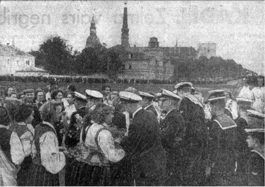 Sveicēju sagaidīšana uz "Tre Kronor" klāja.
