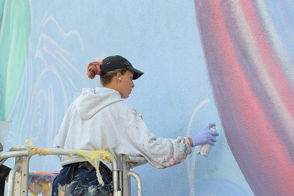 Grafiti "Baltijas nāriņa" uz piecstāvu dzīvojamās ēkas gala Roņu ielā 7.